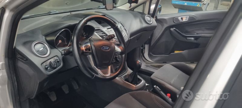 Usata Ford Fiesta 75 CV (55 kW) 2015 Grigio Utilitaria