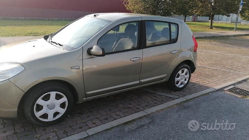 Verde Usata 2009 Dacia Sandero Due volumi | 700 € (Buon prezzo) - Immagine 1/4