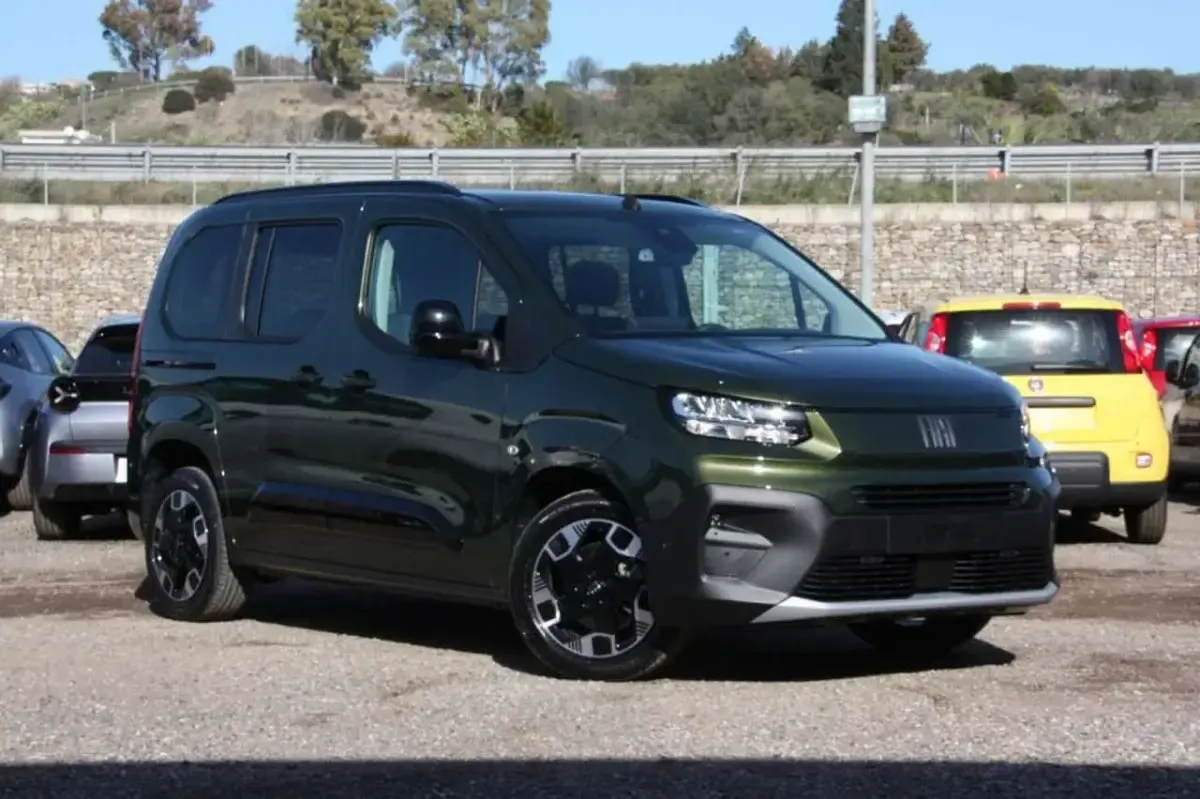 Nuova Fiat Doblò Trekking 131 CV (96 kW) 2026 Verde Monovolume