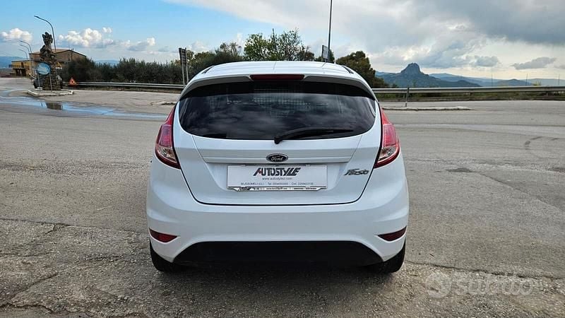Begagnad Ford Fiesta 75 HK (55 kW) 2016 Grå Van