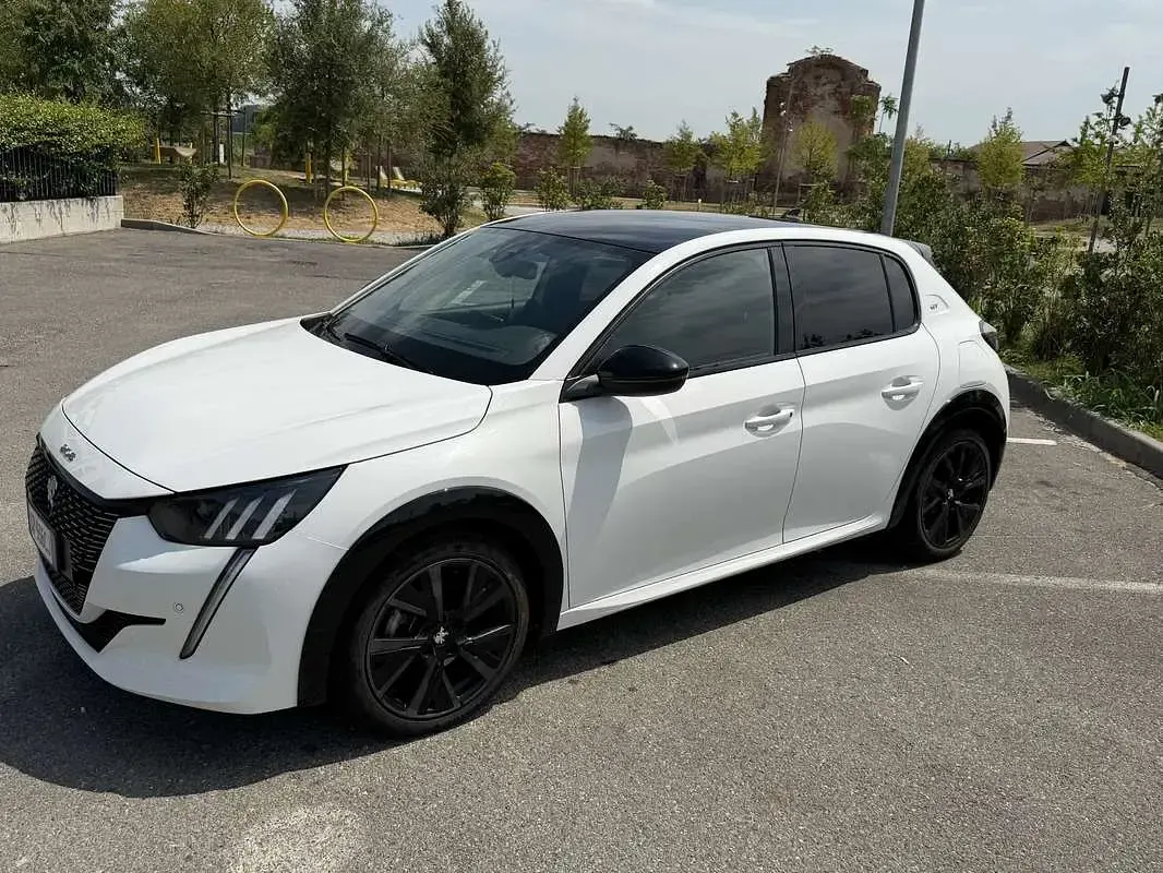 Usata Peugeot 208 Allure 101 CV (74 kW) 2023 Utilitaria
