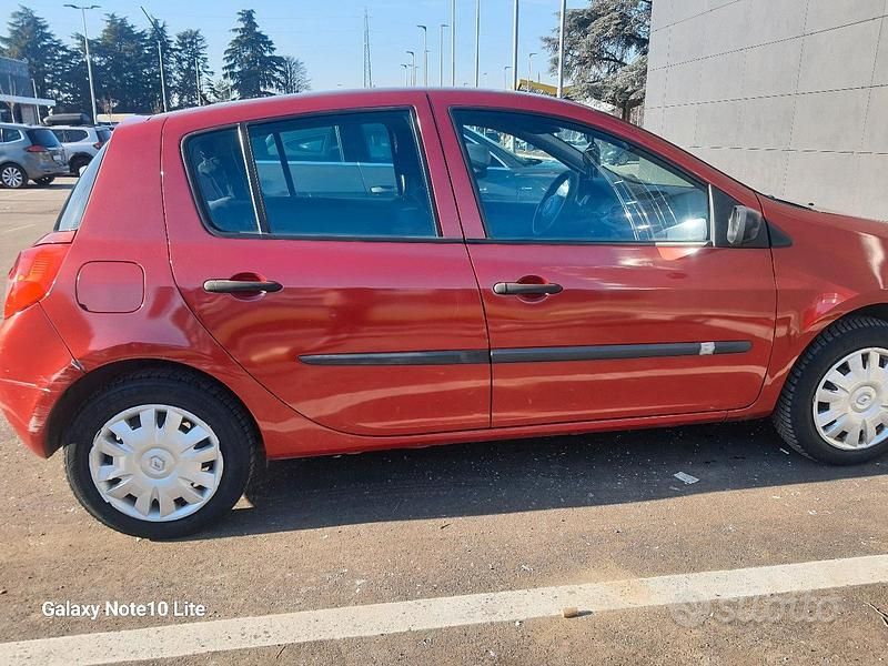 Gebraucht Renault Clio II 75 PS (55 kW) 2005 Rot Limousine