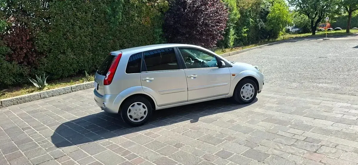 Usata Ford Fiesta Ghia 75 CV (55 kW) 2008 Grigio Utilitaria