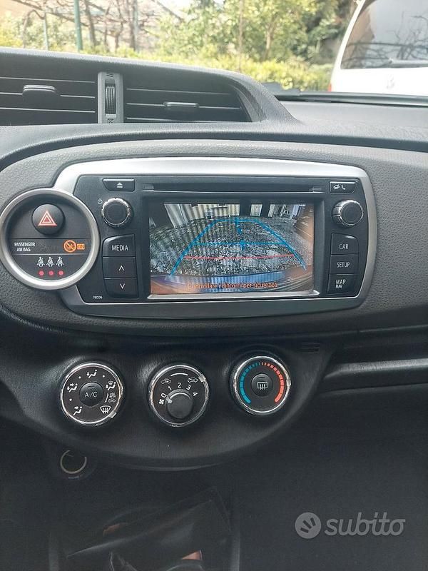 Usata Toyota Yaris Active 69 CV (50 kW) 2011 Grigio Berlina