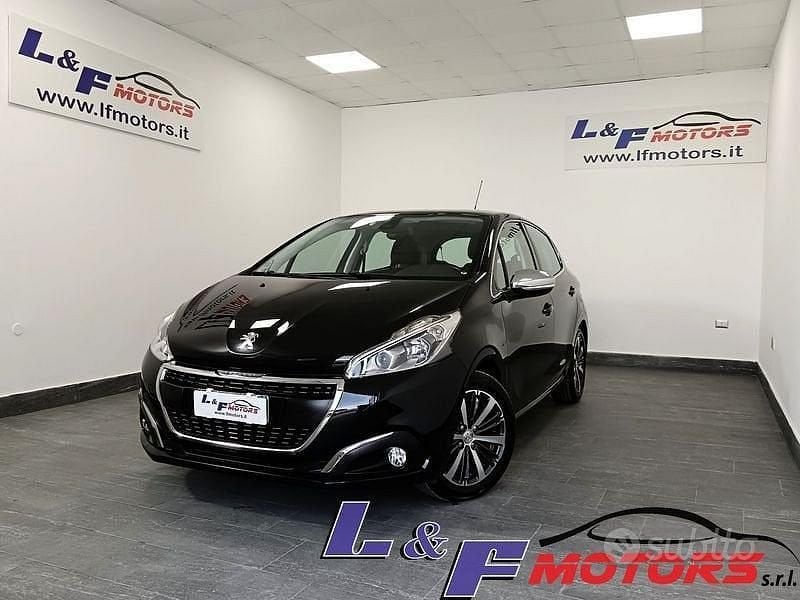 Nero Usata 2016 Peugeot 208 Allure Due volumi | 7490 € (Buon prezzo) - Immagine 1/4