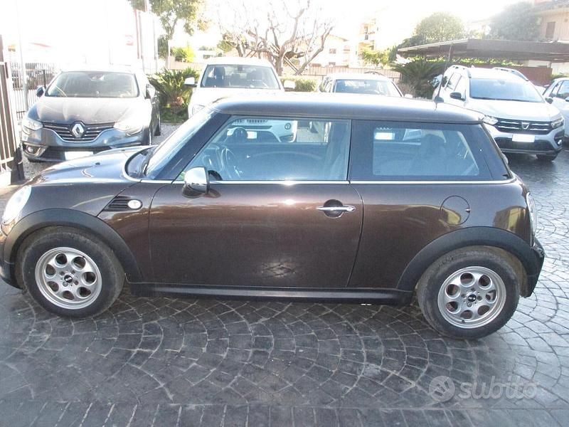 Usata Mini Cooper D 90 CV (66 kW) 2011 Marrone Utilitaria