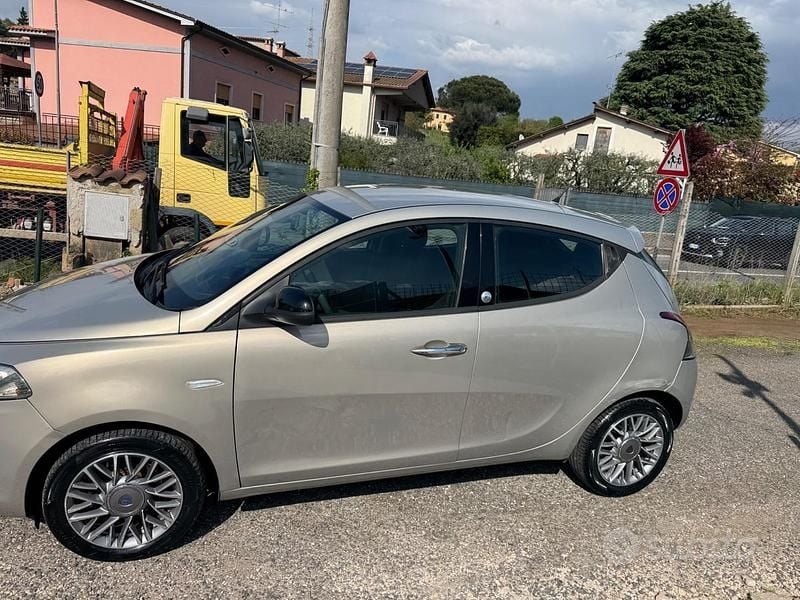 Usata Lancia Ypsilon Gold 69 CV (50 kW) 2012 Marrone Utilitaria