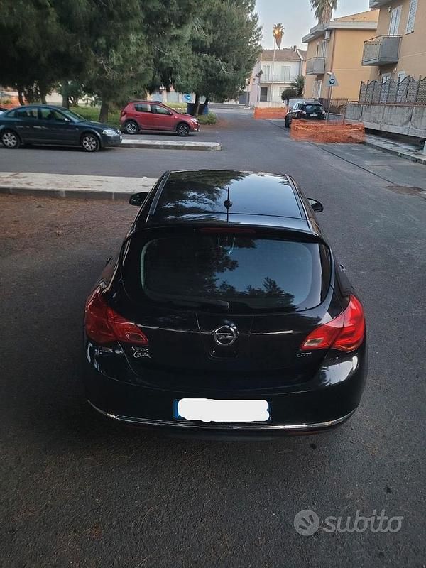 Usata Opel Astra 110 CV (80 kW) 2013 Nero Berlina