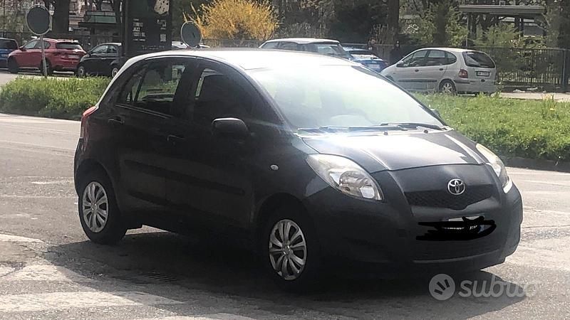 Usata Toyota Yaris 65 CV (47 kW) 2010 Grigio Utilitaria
