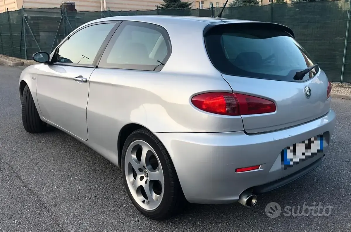 Usata Alfa Romeo 147 120 CV (88 kW) 2006 Grigio Utilitaria