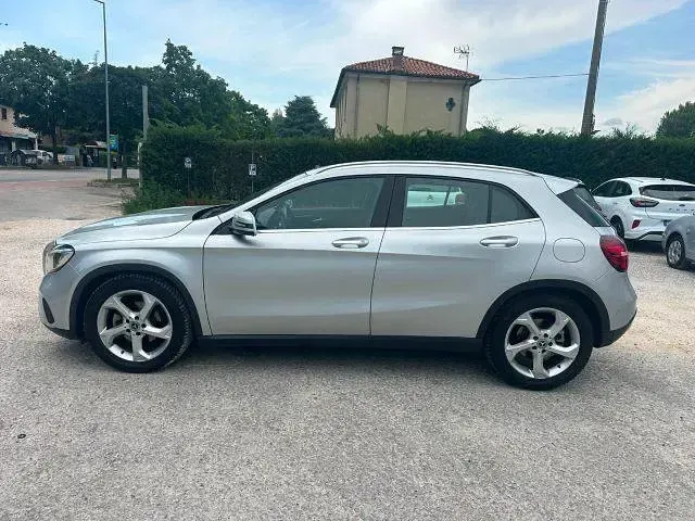 Usata Mercedes GLA200 136 CV (100 kW) 2019 Argento SUV