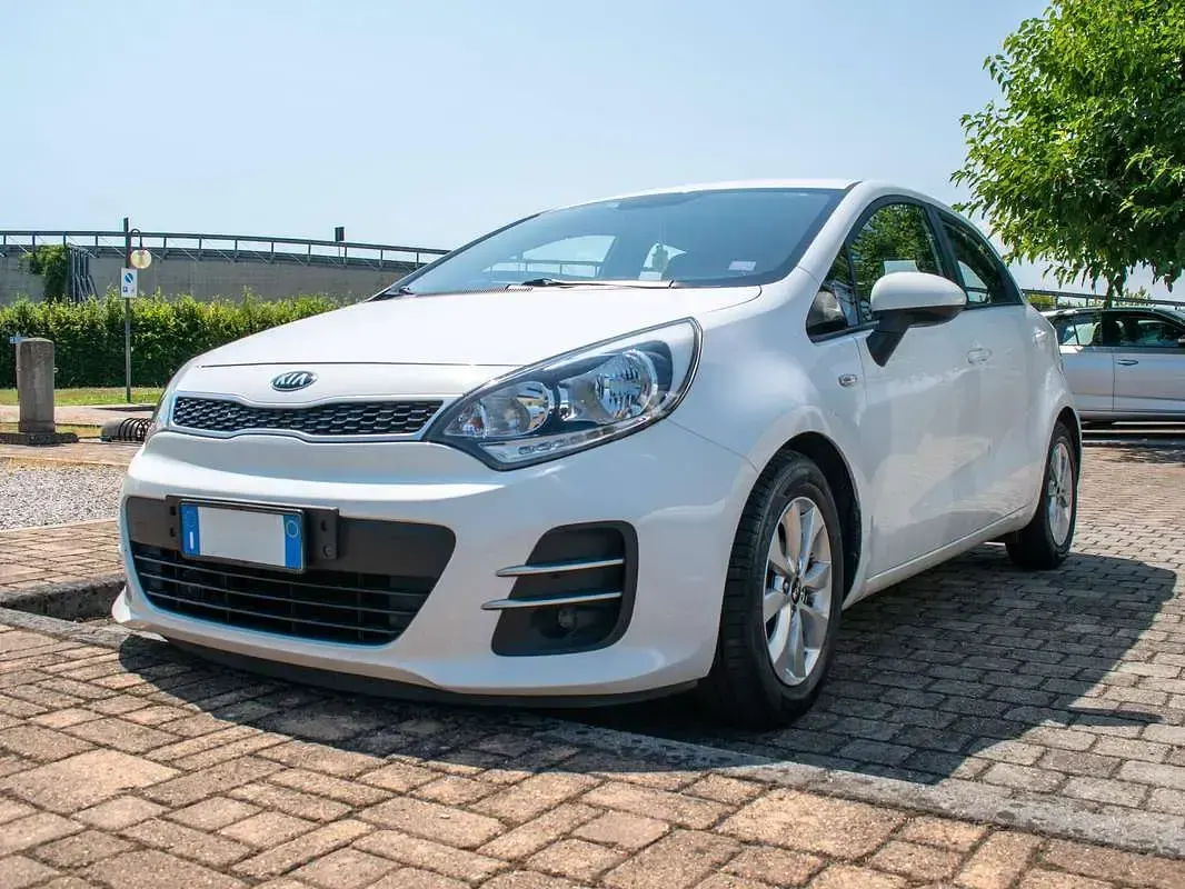 Usata Kia Rio 83 CV (61 kW) 2015 Bianco Berlina