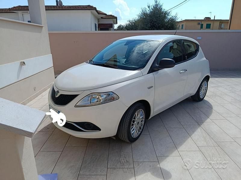 Usata Lancia Ypsilon 69 CV (50 kW) 2015 Bianco Utilitaria