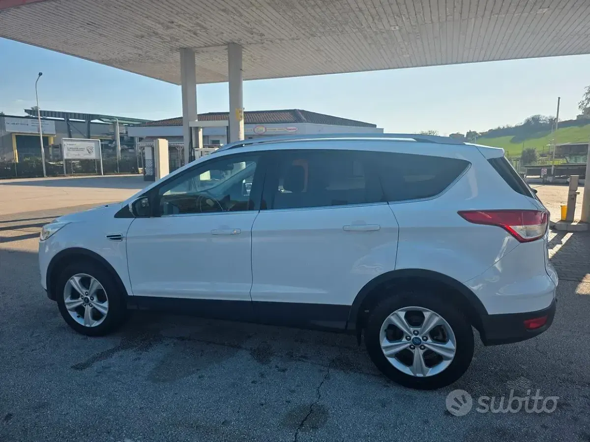Gebraucht Ford Kuga Titanium 163 PS (119 kW) 2016 Weiß SUV