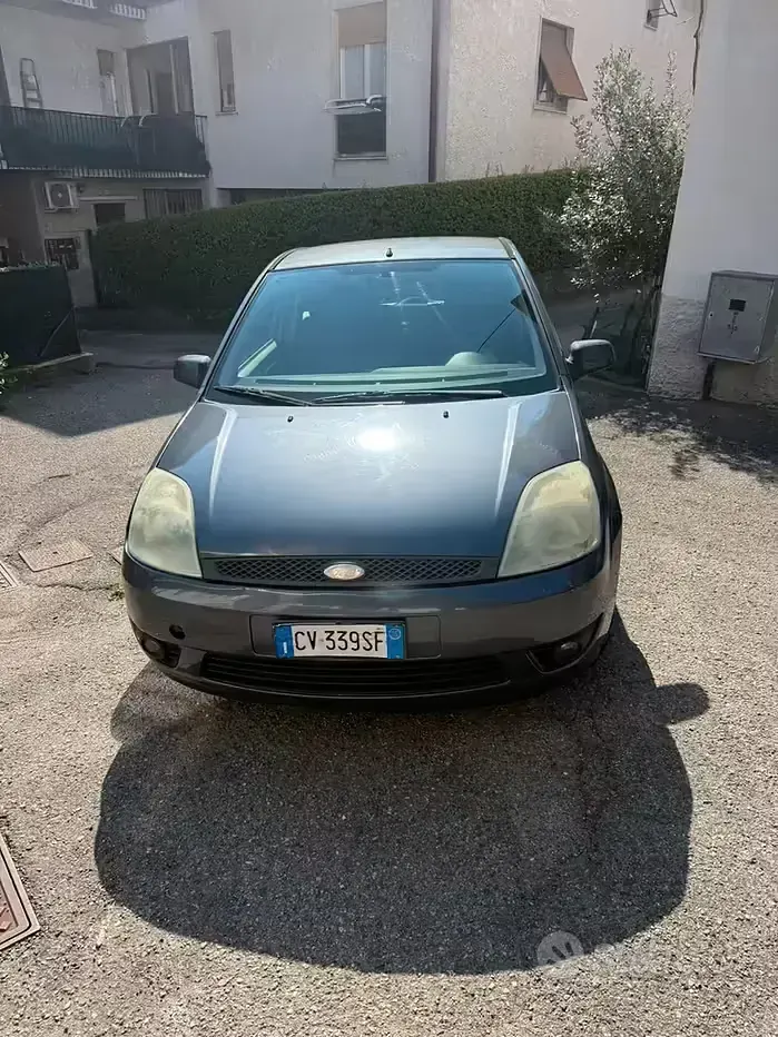 Begagnad Ford Fiesta 90 HK (66 kW) 2005 Halvkombi