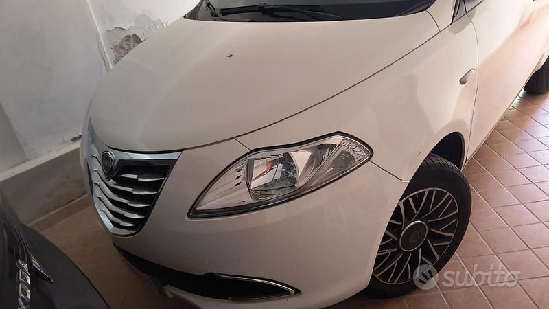 Usata Lancia Ypsilon Gold 80 CV (58 kW) 2015 Bianco Utilitaria