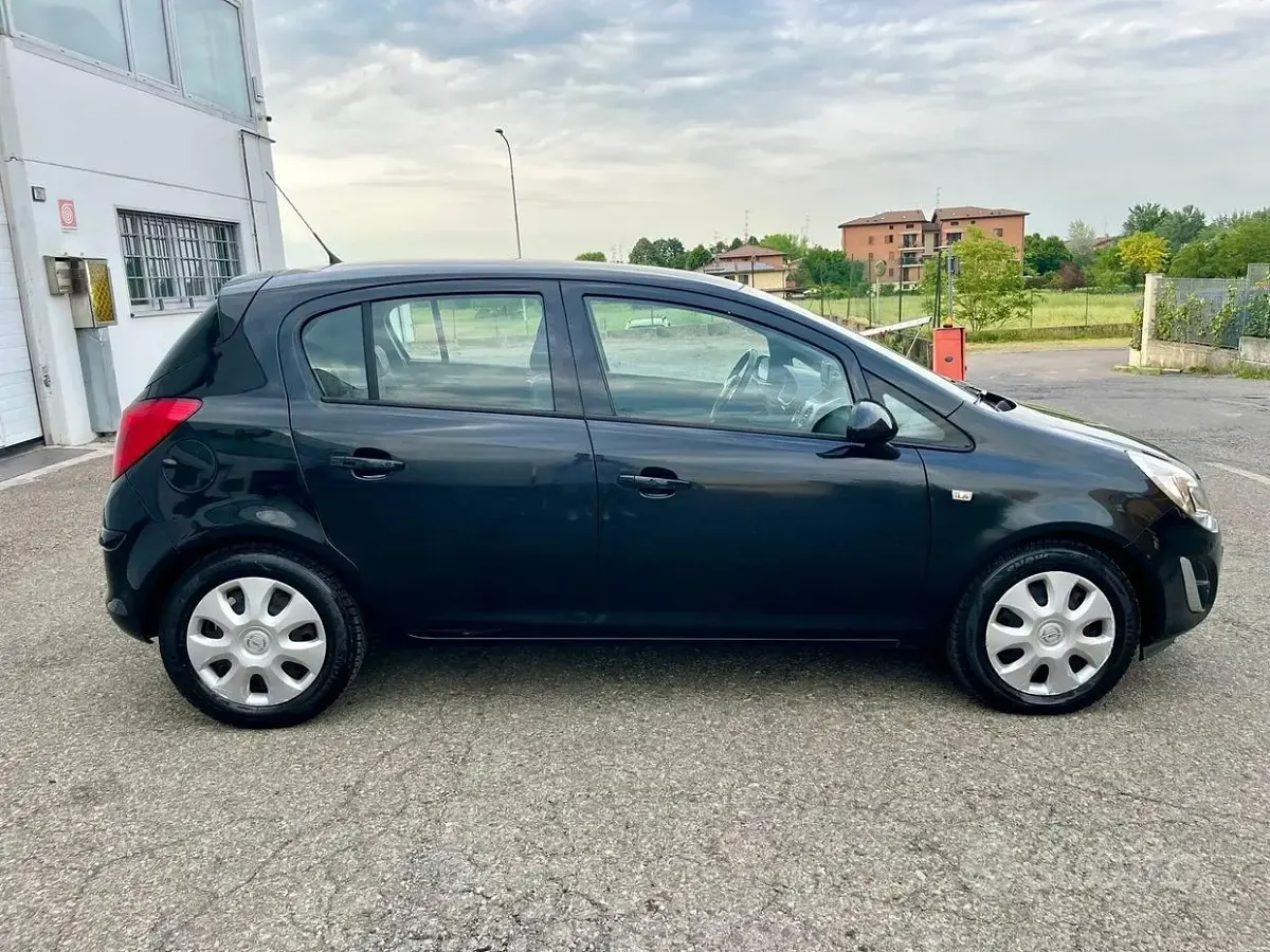 Usado Opel Corsa 75 HP (55 kW) 2013 Preto Citadino