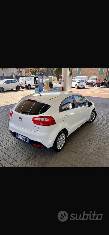 Usata Kia Rio 90 CV (66 kW) 2012 Bianco Berlina