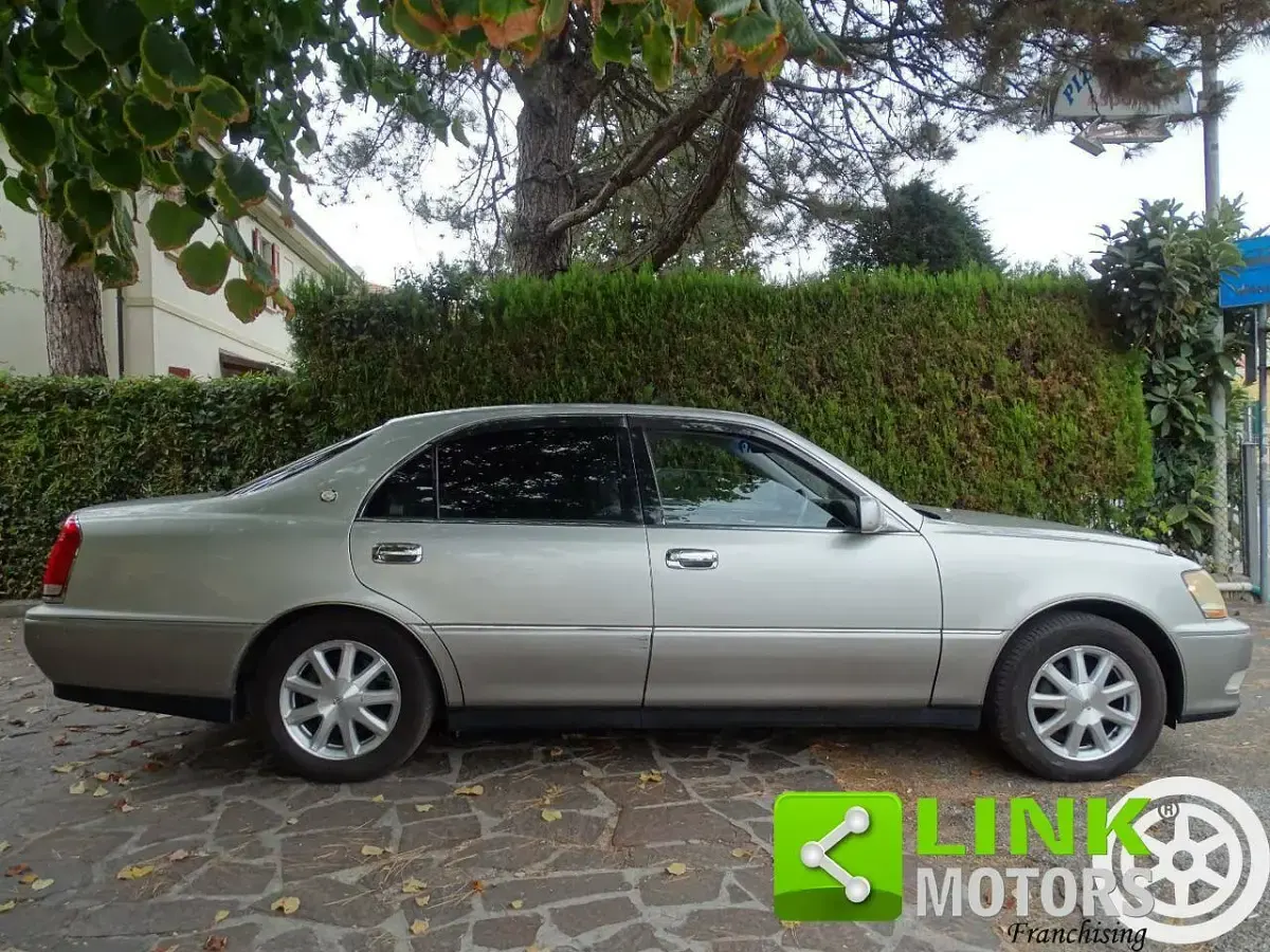 Usata Toyota Crown 294 CV (216 kW) 1999 Argento Berlina