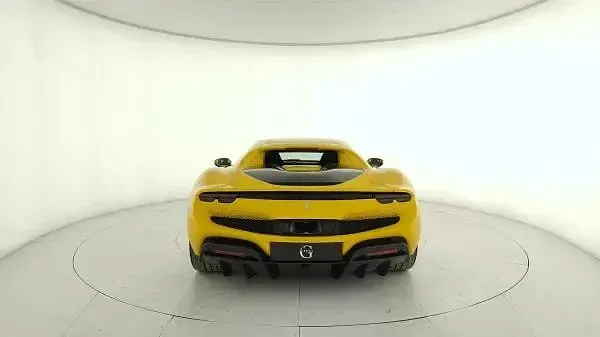 Usata Ferrari 296 664 CV (488 kW) 2022 Giallo modena Coupé