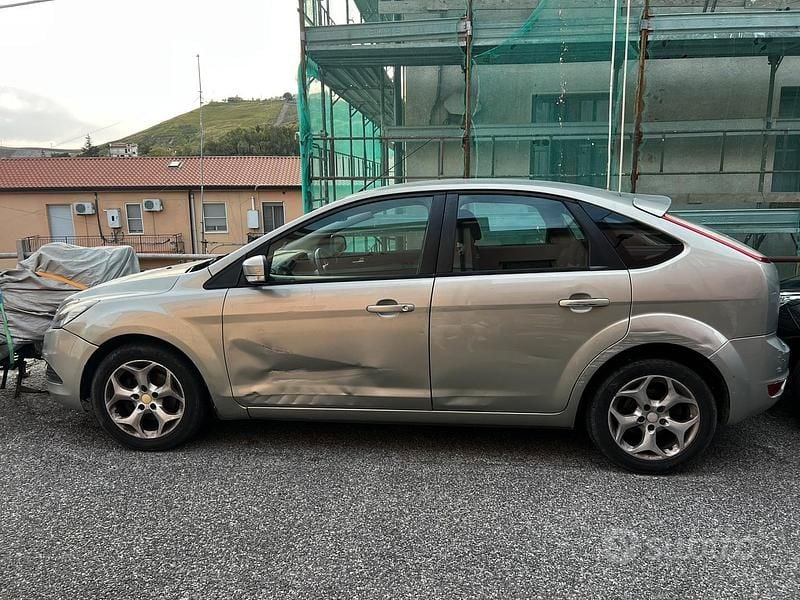 Usata 2010 Ford Focus Tre volumi | 700 € (Super prezzo) - Immagine 1/4