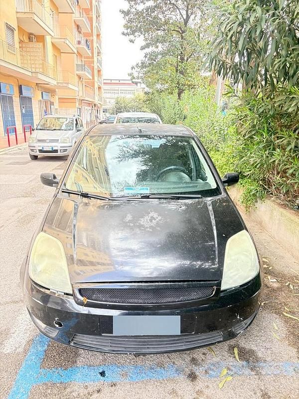 Usata Ford Fiesta 68 CV (50 kW) 2004 Nero Utilitaria