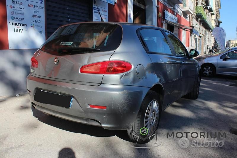 Usata Alfa Romeo 147 105 CV (77 kW) 2010 Gray Utilitaria