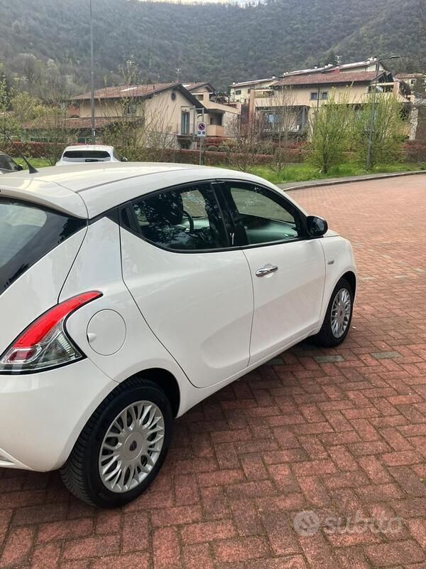 Usata Lancia Ypsilon 60 CV (44 kW) 2016 Bianco Utilitaria