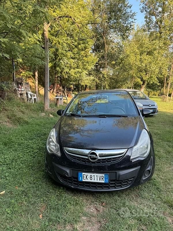 Nero Usata 2011 Opel Corsa Due volumi | 1600 € (Super prezzo) - Immagine 1/4