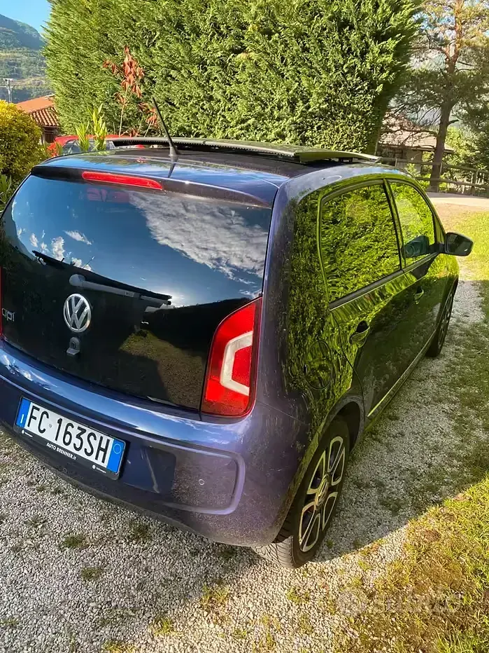 Usata VW up! high up! 75 CV (55 kW) 2016 Blu Utilitaria