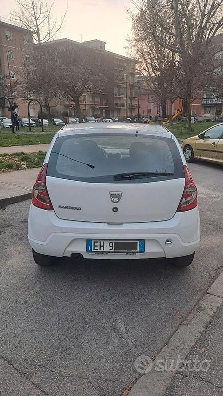 Usata Dacia Sandero Ambiance 75 CV (55 kW) 2011 Bianco Utilitaria