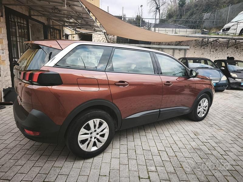 Usata Peugeot 5008 Active 130 CV (95 kW) 2023 Marrone SUV