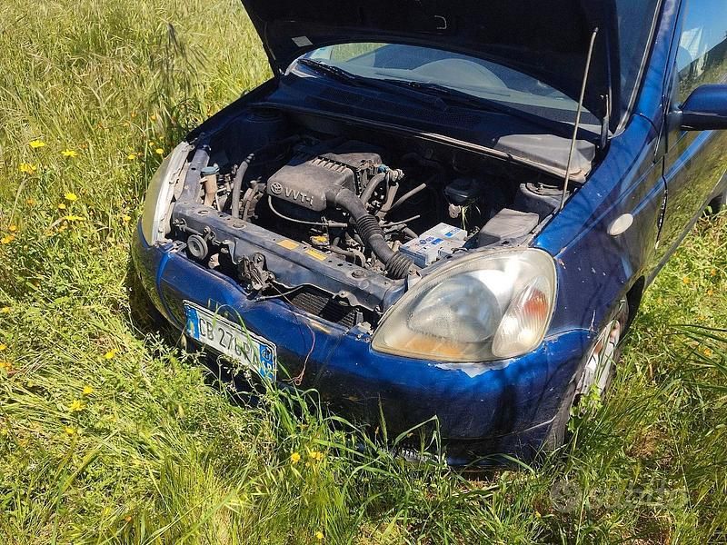 Usata Toyota Yaris 2002 Blu Berlina