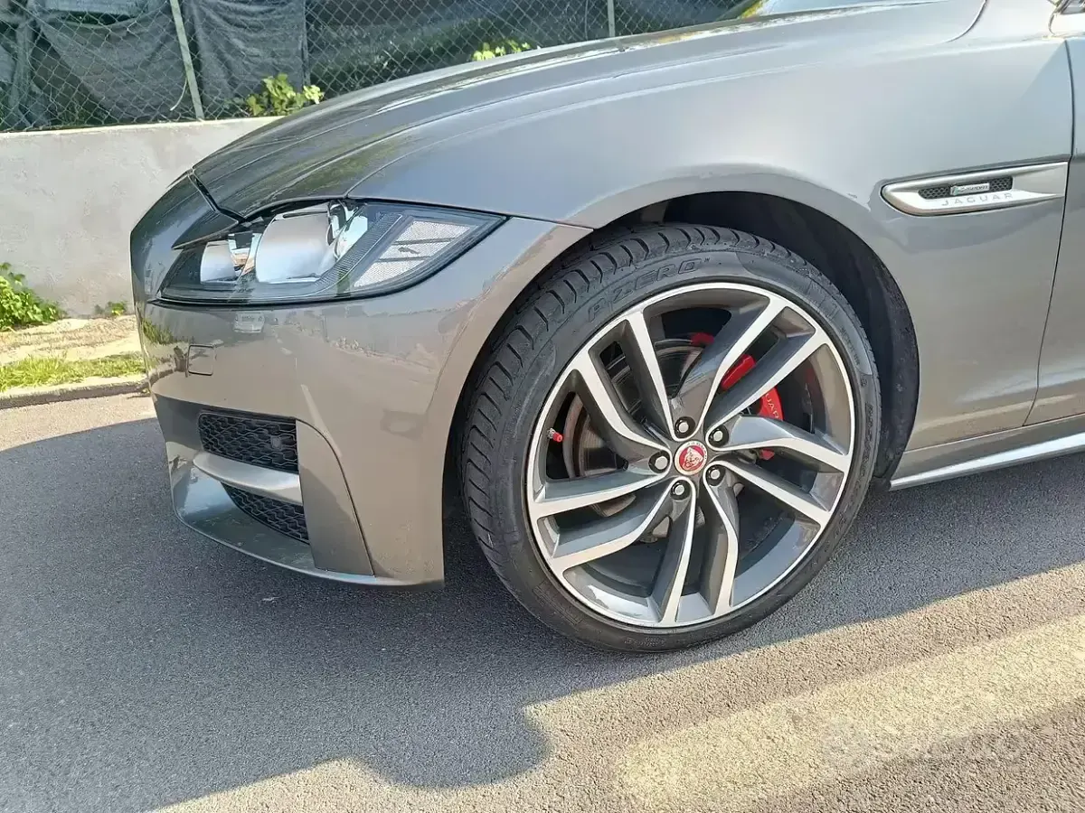 Usata Jaguar XF R-Sport 240 CV (176 kW) 2017 Grigio Berlina