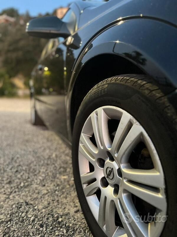 Usata Opel Astra 110 CV (80 kW) 2009 Nero Station wagon