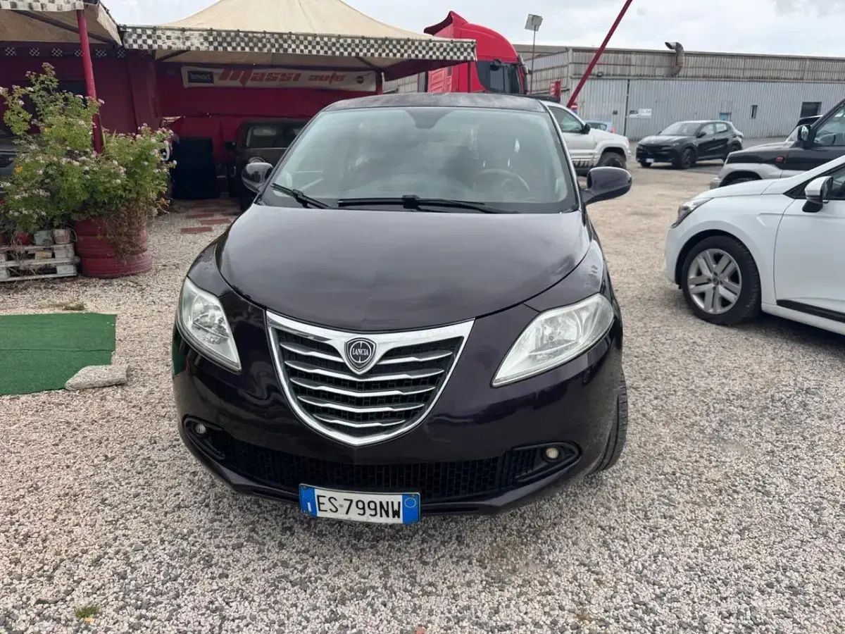 Usata Lancia Ypsilon S 95 CV (69 kW) 2013 Viola Utilitaria
