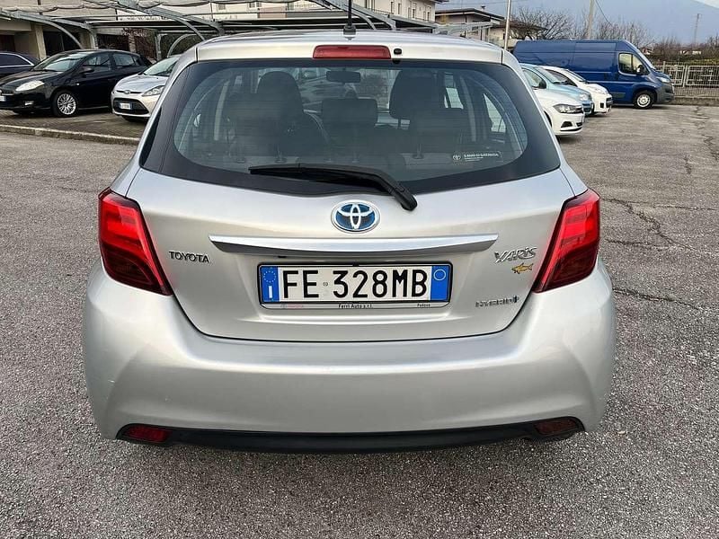 Usata Toyota Yaris Hybrid Active 73 CV (53 kW) 2016 Argento Berlina