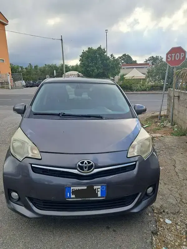 Usata Toyota Verso-S Active 99 CV (72 kW) 2012 Grigio Monovolume