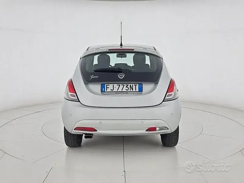 Usata Lancia Ypsilon Gold 69 CV (50 kW) 2017 Grigio Utilitaria