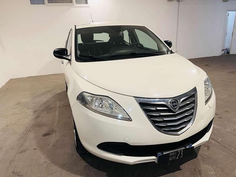Usata Lancia Ypsilon 80 CV (58 kW) 2014 Nero Utilitaria