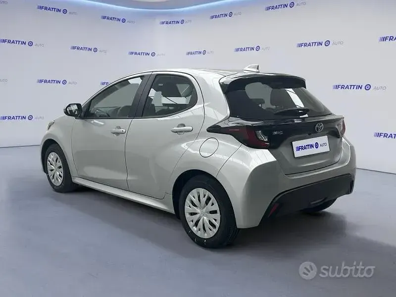 Usata Toyota Yaris Hybrid Active 92 CV (67 kW) 2025 Grigio Berlina