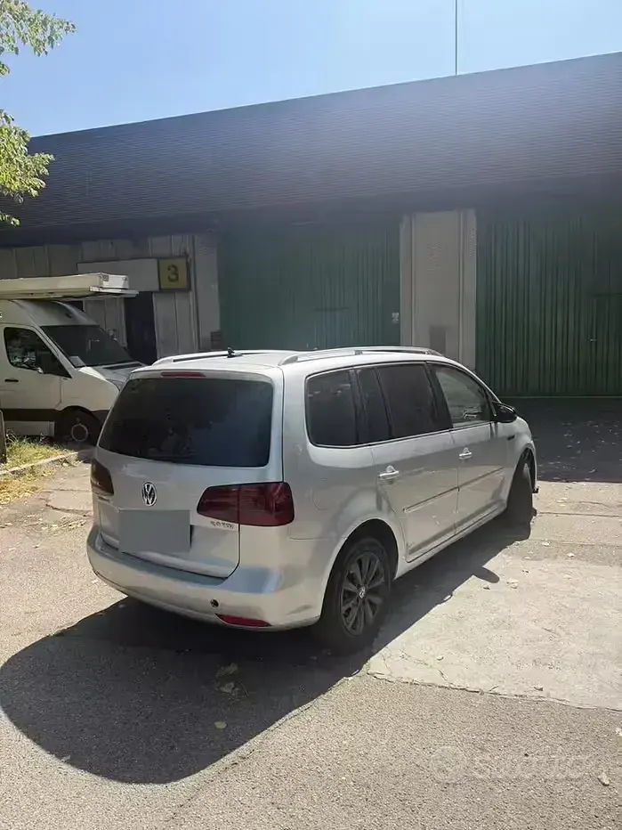 Usata VW Touran 140 CV (102 kW) 2011 Grigio Monovolume