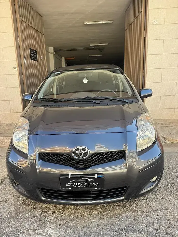 Usata Toyota Yaris Sol 90 CV (66 kW) 2010 Grigio Utilitaria