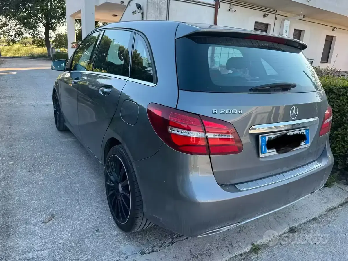 Usata Mercedes B200 156 CV (114 kW) 2017 Grigio Utilitaria