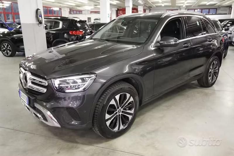 Usata Mercedes GLC300e 211 CV (155 kW) 2020 Grigio scuro SUV