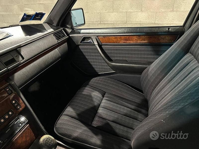 Usata Mercedes E200 122 CV (89 kW) 1991 Grigio Berlina