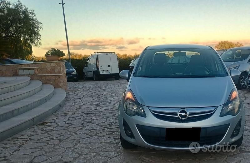 Usata Opel Corsa Edition 95 CV (69 kW) 2014 Argento Berlina