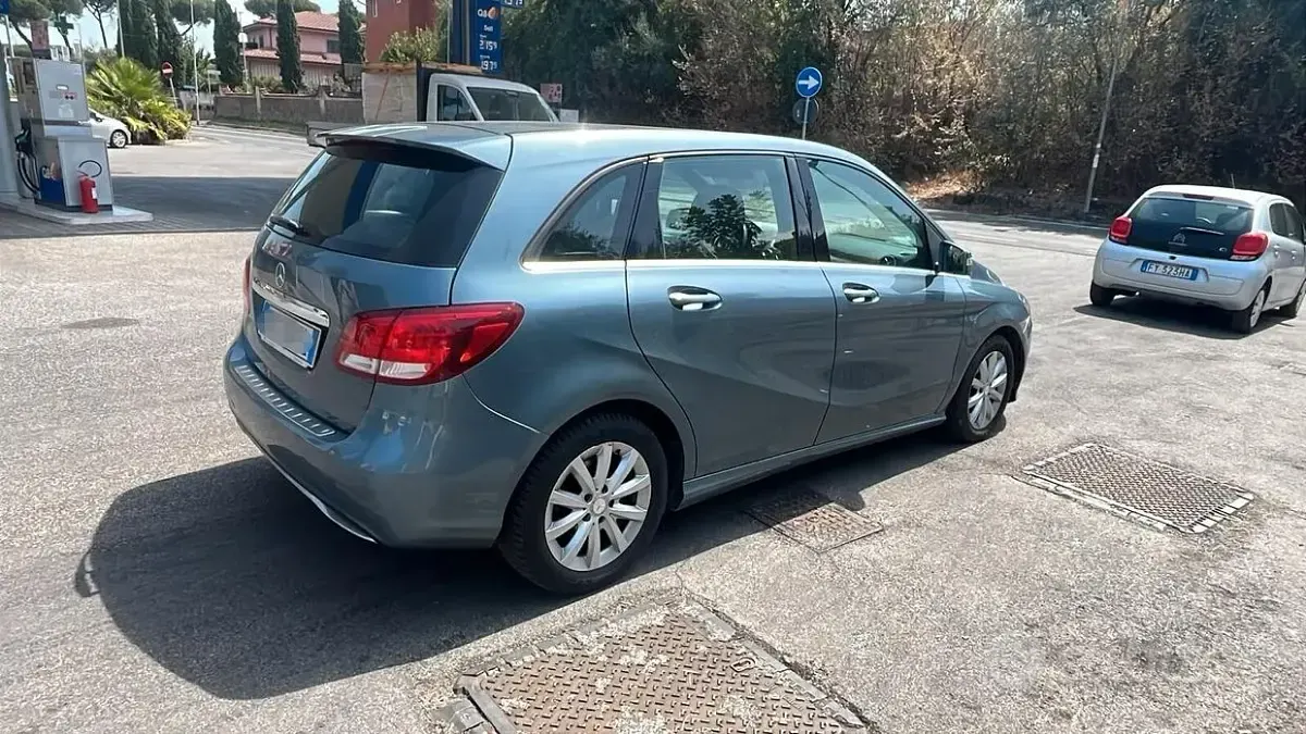 Usata Mercedes B180 Executive 109 CV (80 kW) 2015 Bluazzurro Utilitaria
