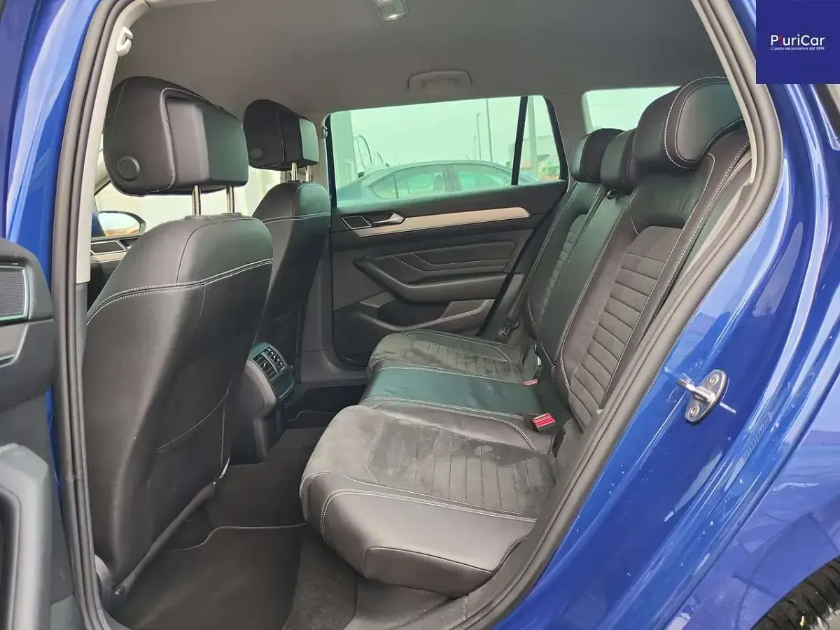 Usata VW Passat R-line 150 CV (110 kW) 2022 Blu/azzurro Station wagon