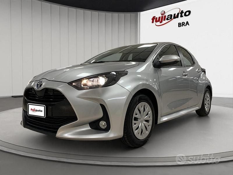 Silver met Usata 2022 Toyota Yaris Hybrid Business Edition Tre volumi | 15.400 € (Super prezzo) - Immagine 1/4